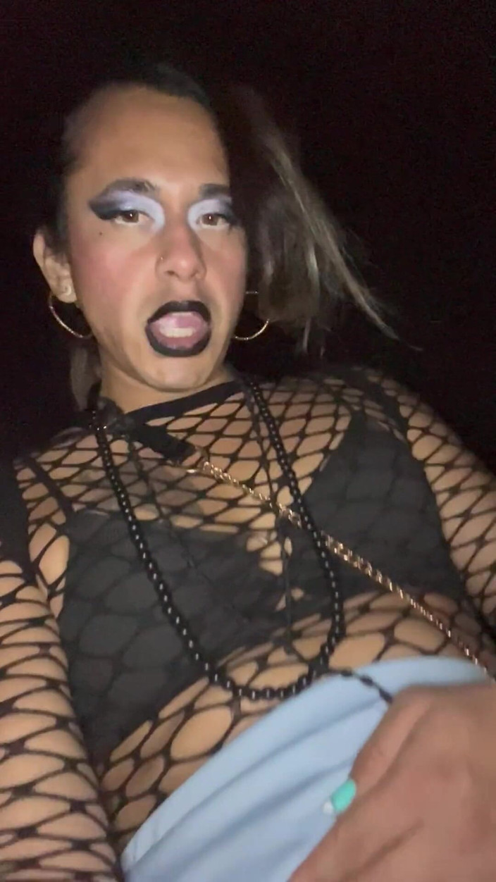 TSJade95: Tranny đi tiểu trên đi bộ đêm