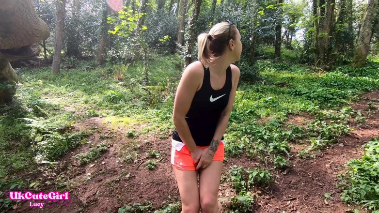 UKCuteGirl Lucy Lauren: A trebuit să wee afară în timp ce te uitai: disperat...