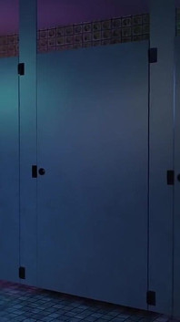 Une trans magnifique avec une énorme bite baise une fille sexy dans les toilettes