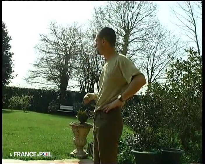 French Gonzo: ストッキング姿の胸の強い女子高生が、屋外で激しくアナルを突かれフェイシャルを受ける