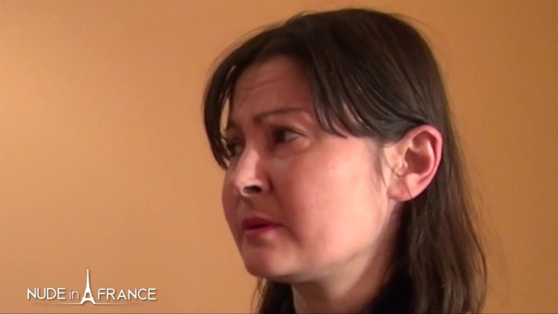 Nude in France: Bruneta obraznică se murdărește la birou