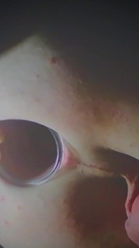 Joven abre su lindo culo de par en par