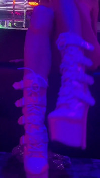 Fofa fit stripper dança no clube com foco no fetiche por bota de salto alto