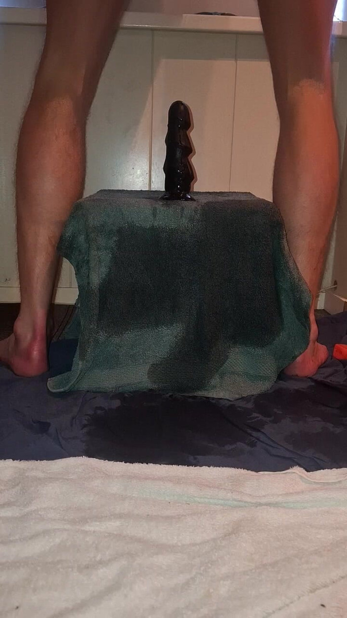 NoFace Twink X: Sexy sólo muž jezdí ráno na robertku
