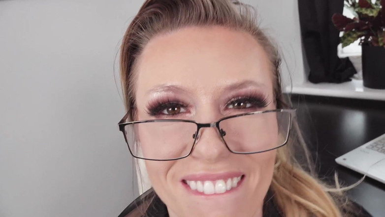 Michelle Moist: 직장에서 자위하는 발정난 사무실 비서