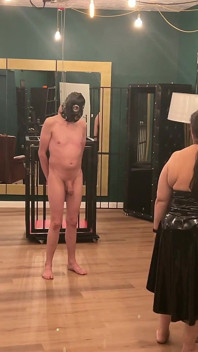 Зияющие анальные нижние растянуты широко пульсирующей игрушкой Dommes