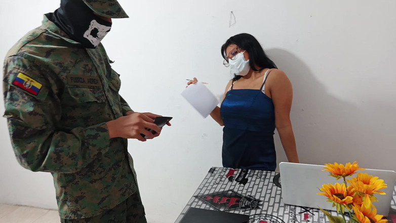 NEGRITA SEXY: Der Soldat besucht einen Computershop und fickt den Angestellten