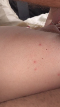 Bionda tatuata viene scopata nel culo da grossi cazzi
