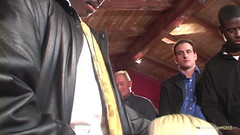 Zizi Vids: Manželka saje trpaslíka, který se jí vystříká na obličej, než...