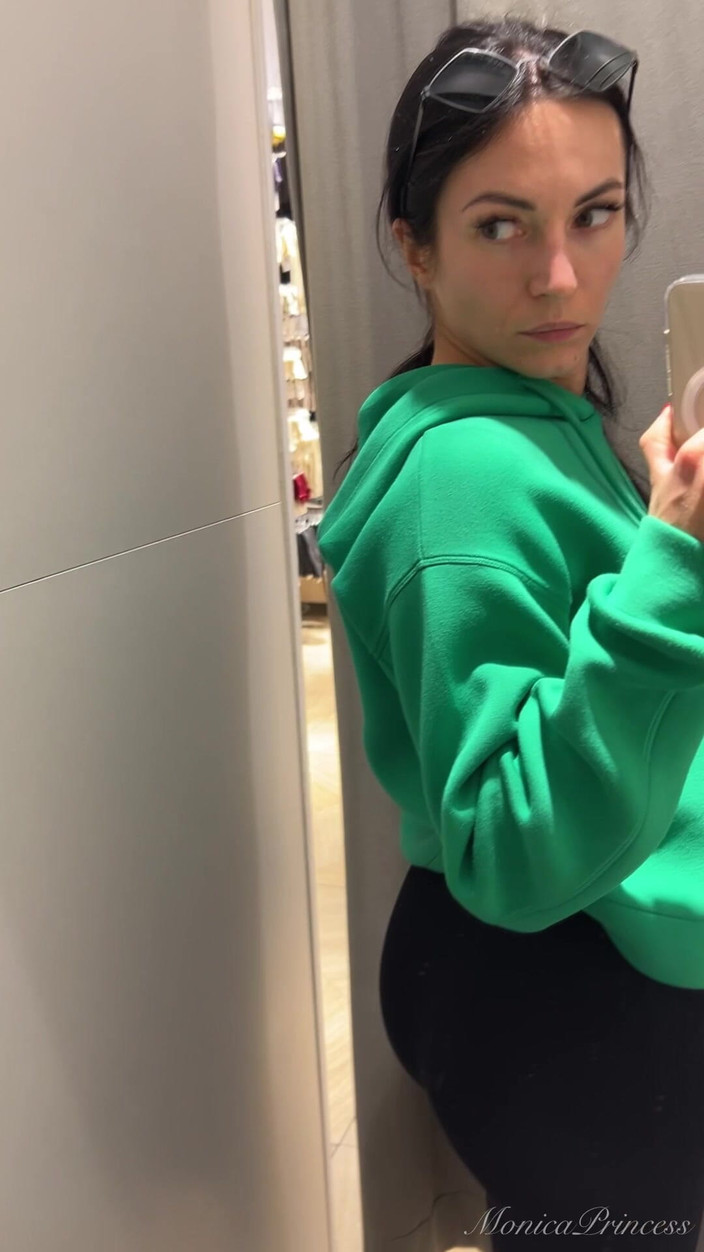 Princess Monica: Tayt ve pantolon deneme, göğüslerini azdırma, amcık teşhiri