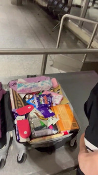 Tette Nude in Aeroporto