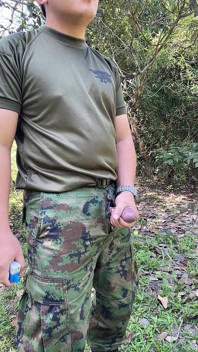 Geile masseuse Thai trekt zich af en komt klaar op het werk