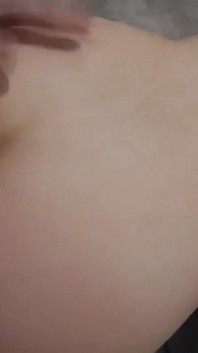 Hemmafru knullas på sin soffa och tar en stor cumshot på hennes röv - Marissa Sweet