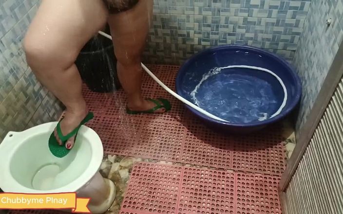 Chubbyme Pinay: Она такая горячая, что сначала моет свою киску, чтобы мы могли больше секса