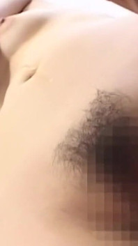 Ağzı tıkalı genç esmer evli kadın sevgilisi tarafından kanepede sert sikiliyor