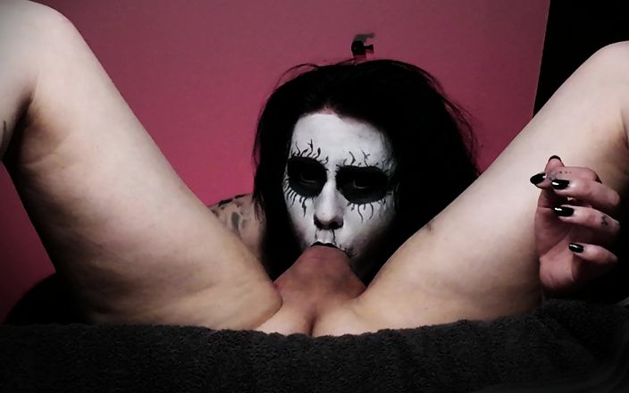 Damagedcosplays: Black metal goth fa gola profonda così bene che le...