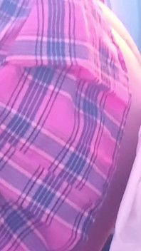 Menina fode sua puta maricas e mijando em gaiola de pau pequeno - versão do telefone