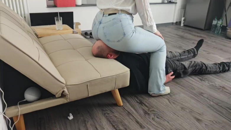 Lizzy Crush: Big Jeans Booty Facesitting - No Escape