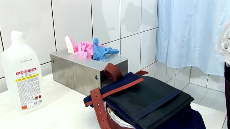 Lezdom Austria: Enfermera de nylon investiga a una paciente con enema, espéculo...