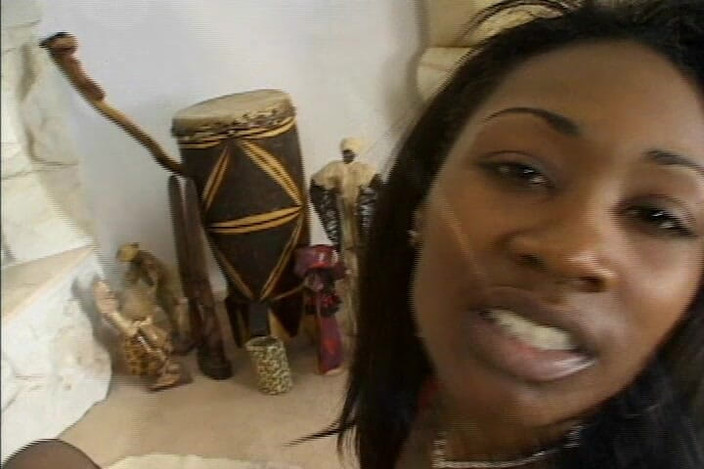 CatiasFootFetishPorn: 业余黑人熟女女同性恋者分享假阳具和脚操湿润的阴户 - 重口味性爱