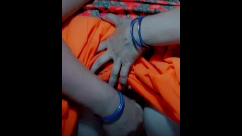 TricolorMusic3: Videoclip indian nud al unei fete tinere care se masturbează...