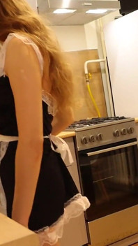 Mucama sexy caliente limpiando la cocina