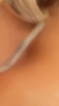 Oh: o curvă cu țâțe naturale mici și păr blond se fute cu o jucărie sexuală în pov