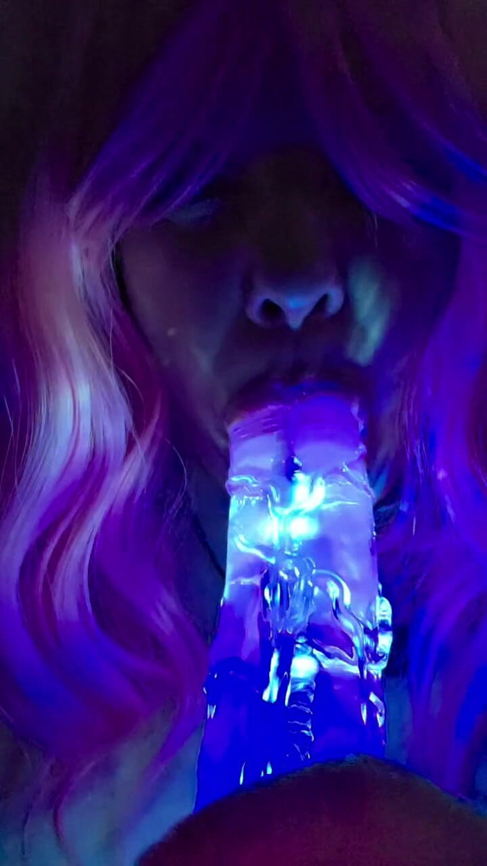 LustyPeachesofSin: Zuigen op mijn verlichte dildo