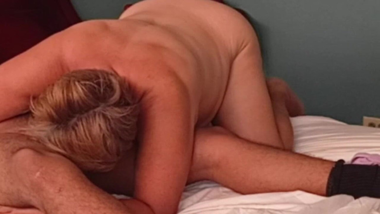 Milfta boohot: Зрелая женщина, которую я встретил на улице, делает мне хороший минет в заднице, а затем скачет на моем члене