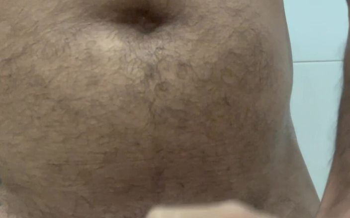Licking me with pleasure: Fui al baño para aliviar mi excitación masturbándome y correrme...
