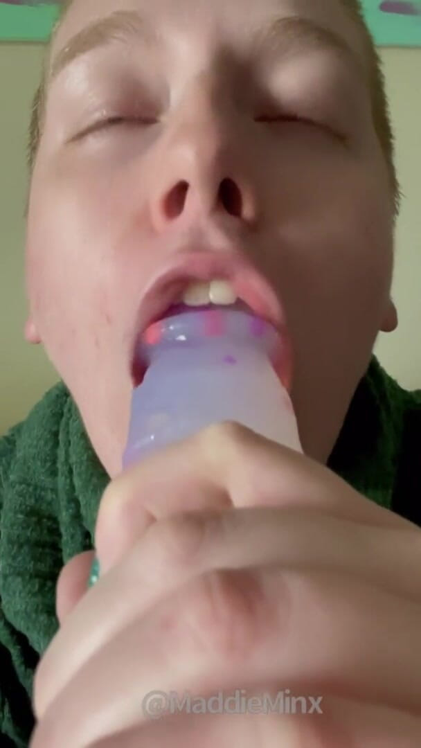 Maddie Minx productions: Imbirowa milf pluje i knebluje na gigantycznego dildo