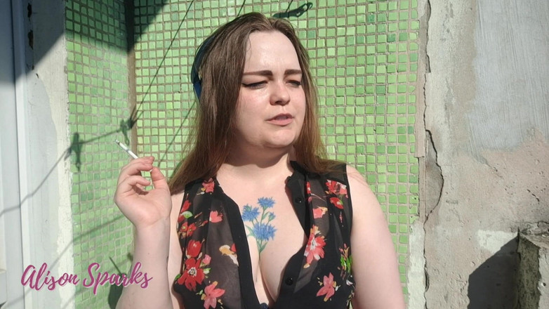 Alison Sparks: Escote humeado provoca en el balcón