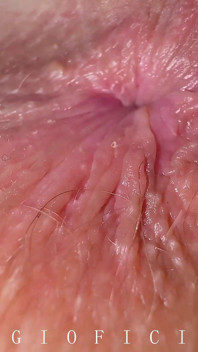 Yaşlı üvey baban dilini deliklerine sokturduğunda seksi görünmek gerçekten zor