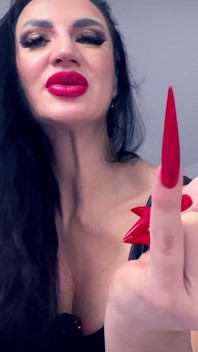 La déesse des longs ongles te fait caresser pour elle