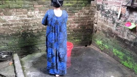 Tôi nắm lấy dì của tôi trong khi cô ấy đang tắm và bắt đầu đụ bà ấy