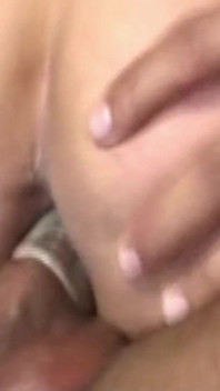 Latino met een grote pik neukt een hete shemale anaal totdat ze klaarkomt