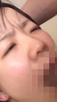 Teen brunetka dostane vášnivý výstřik na obličej od milence