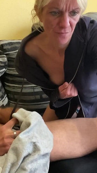 Une MILF espagnole devant la webcam - une femme excitée suce la bite du voisin en direct