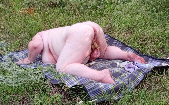 Zona901: Gorda menina masturba buceta com brinquedos na natureza