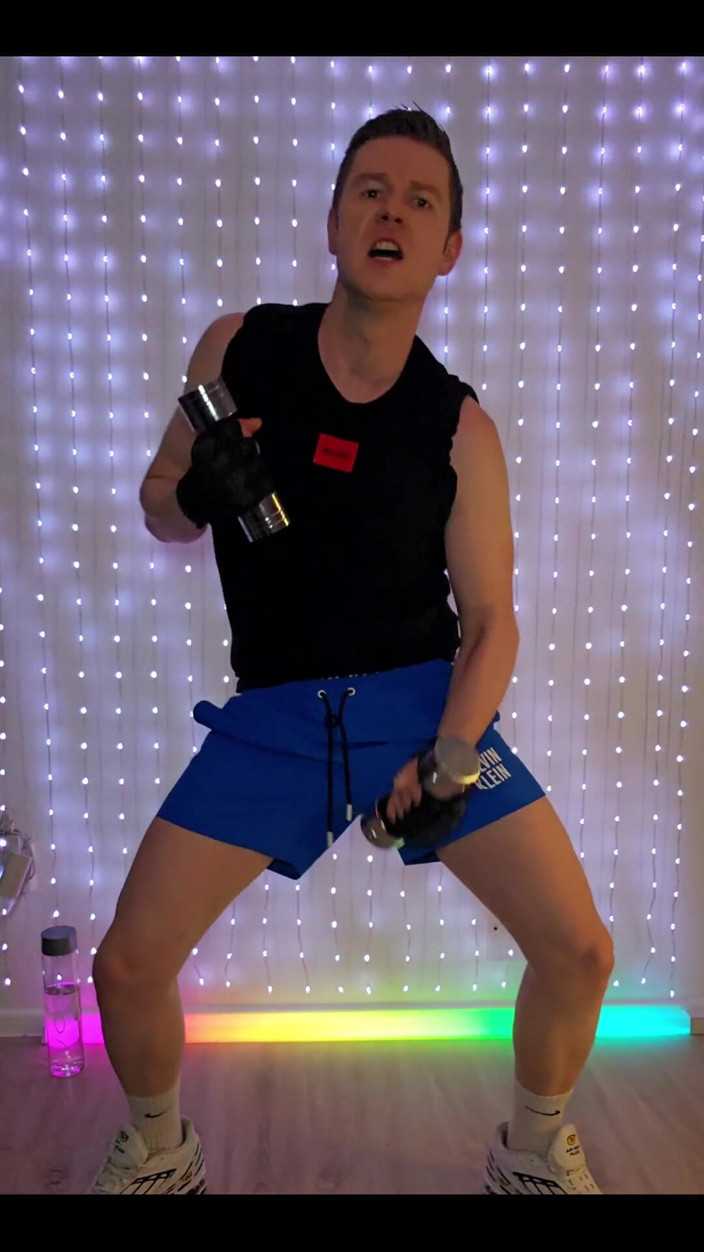 Roman Heart: Fitnesstraining in blauwe CK-shorts 