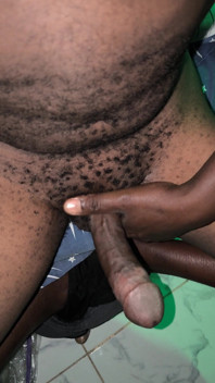 Lelaki Afrika berbulu melancap dan memancut mani awal pagi selepas bangun miang