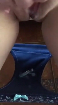 Ma soubrette adore jouer avec ma bite et jouir en culotte