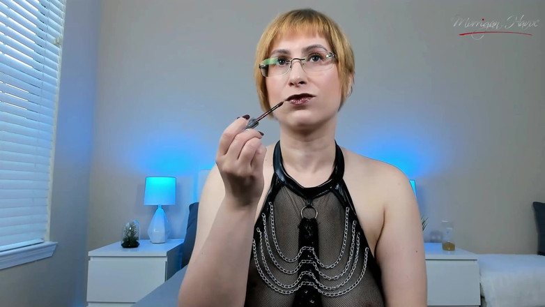 Morrigan Havoc: Metallic bruine lippenstift aanbrengen en lippen plagen