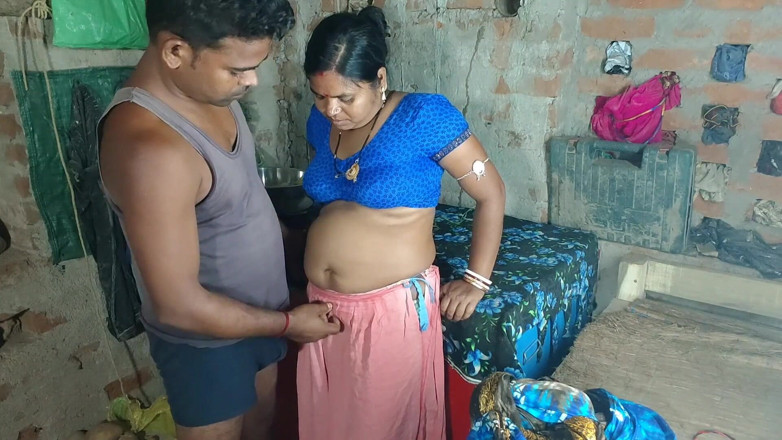 Raju Raju: Un beau-fils déshabille et baise sa jeune belle-mère