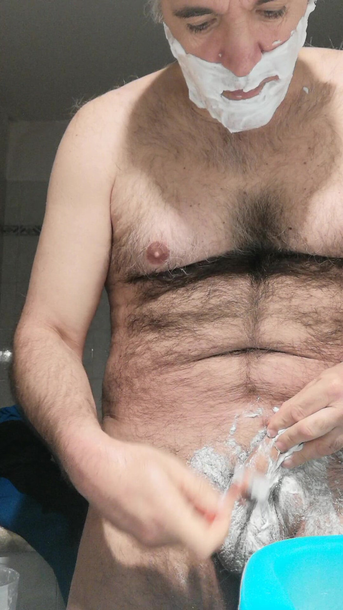 Setesesso7: Eu estou no banheiro raspando e masturbando meu pau.