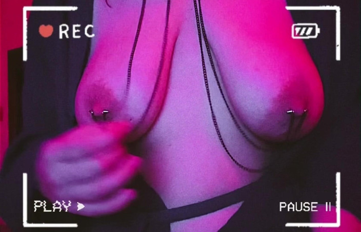 Mrs_KittyCat: Sexy MILFka si hraje s propíchnutými prsy