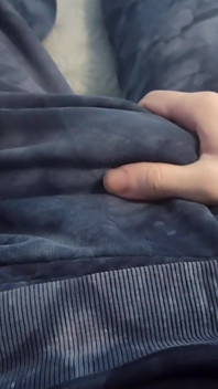 Tipul în pantaloni își masează
