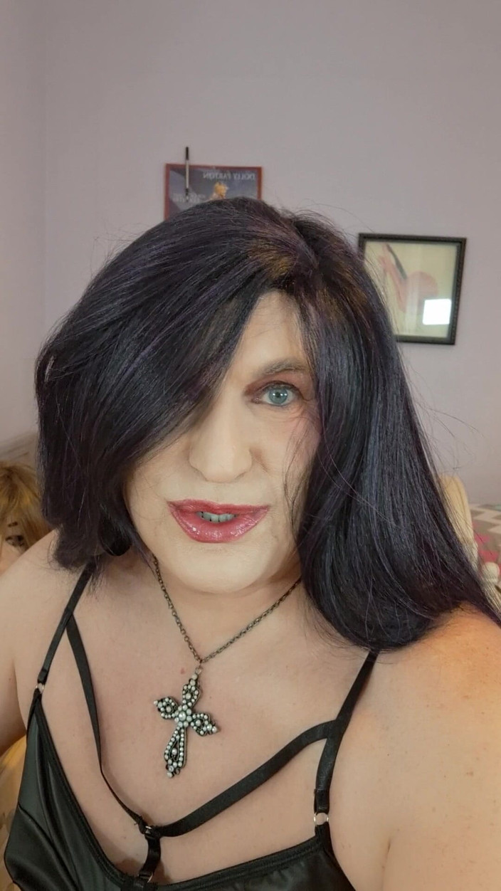 Victoria Lecherri: 让我们像女人一样张开双腿，互相舔舐！