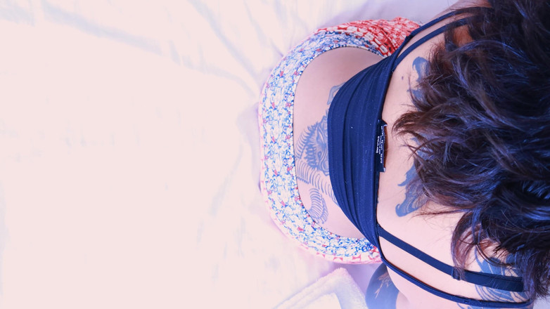 Ellie pink: Nena caliente tatuada déjame probar ese coño apretado en misionero