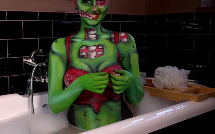Em Yang: Baie zombie bodypaint spală-te
